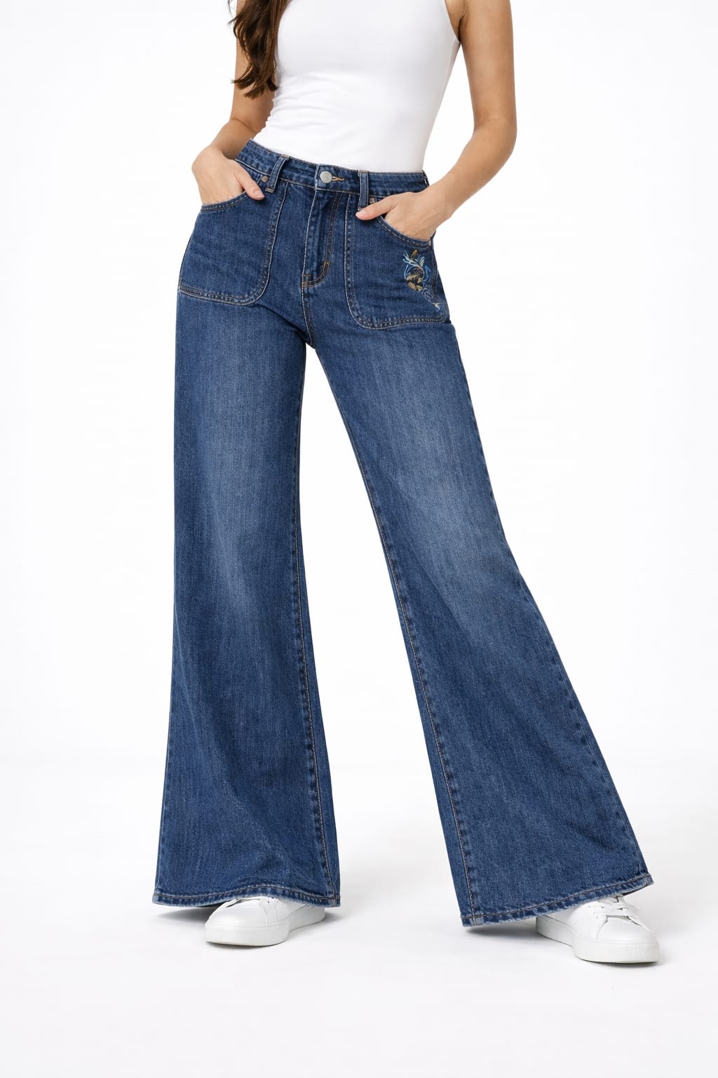 Jeans sfumato blu elasticizzato con decoro sulla tasca dietro